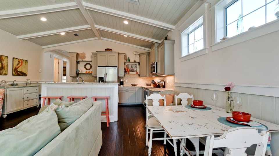 Kitchen table can accommodate up to 6 seats