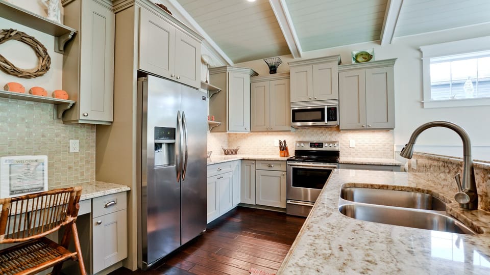 Well maintained kitchen - fully stocked!