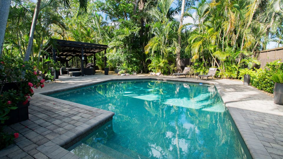 Private pool & garden