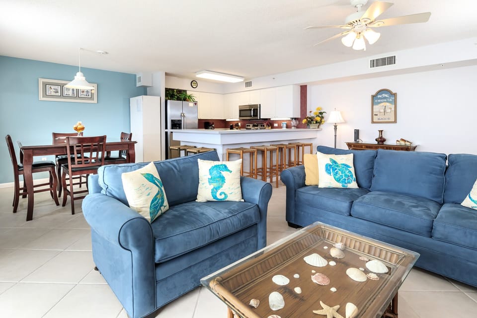 Open floor plan - Hang out in the living room or by the breakfast bar - no matter where you are, you will get the amazing view!