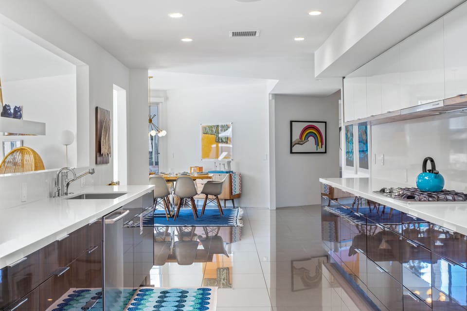 Free-flowing floorplan