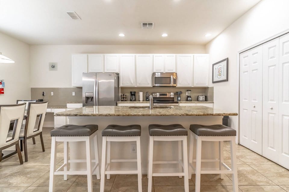 Bright and updated kitchen with bar seating for 4 and formal dining seating for 6