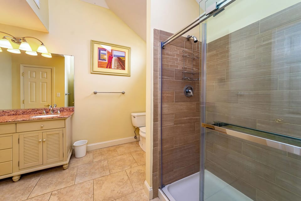 Upper Level En-Suite