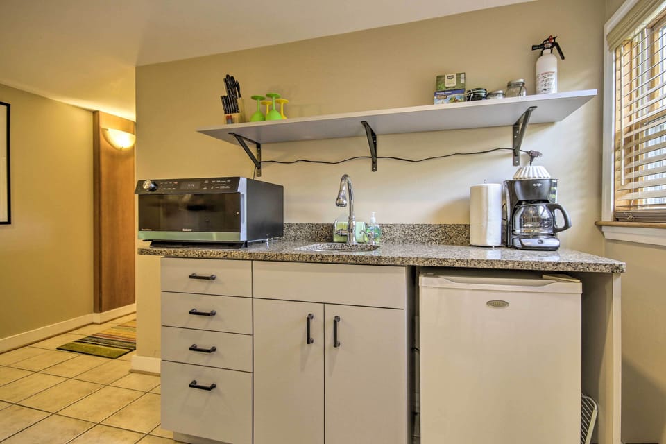 Kitchenette | Mini-Fridge | Coffee Maker | Electric Cooktop