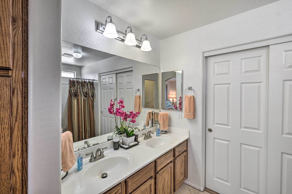 En-Suite Bathroom | Towels Provided