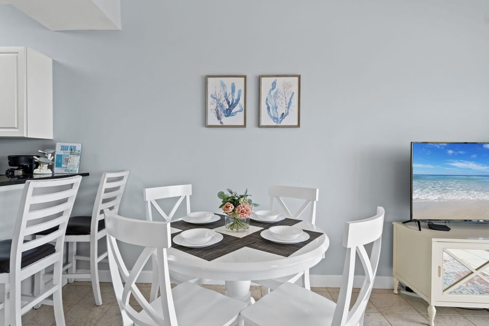 Dining Area - Seating for 4.