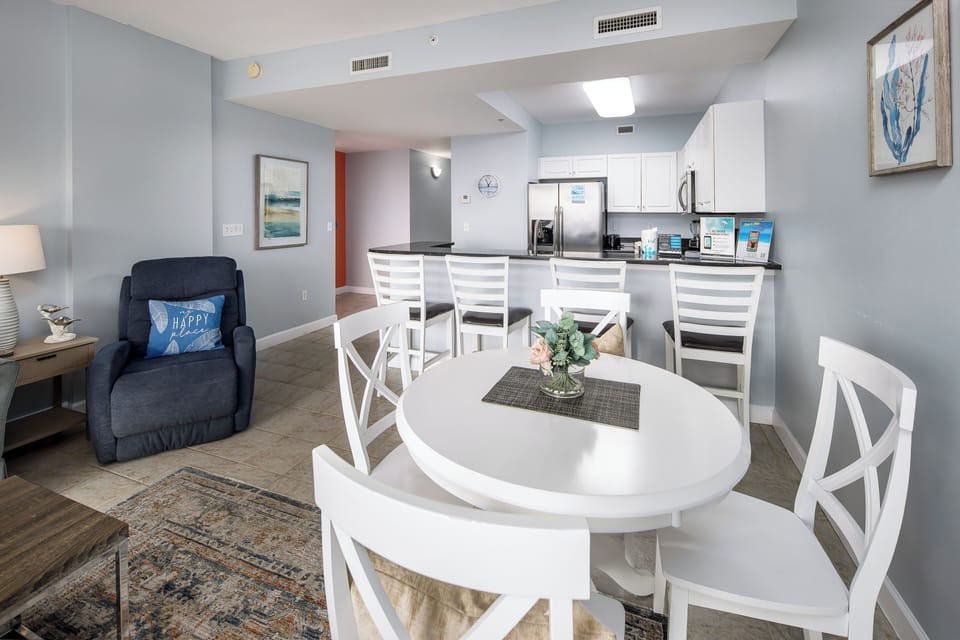 Dining Area - Additional seating at the bar area!