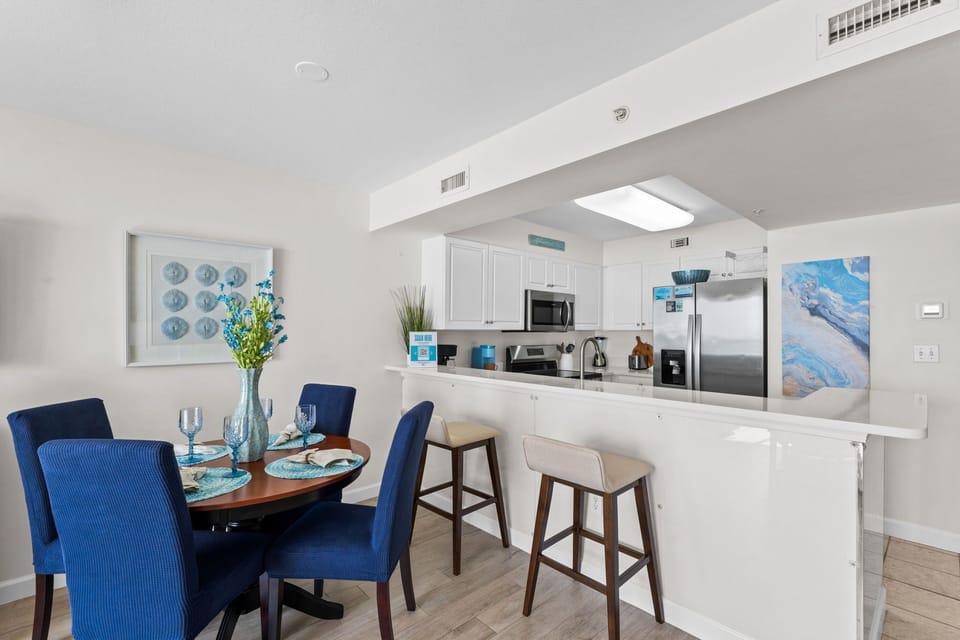 Kitchen - Enjoy a snack at the breakfast bar!