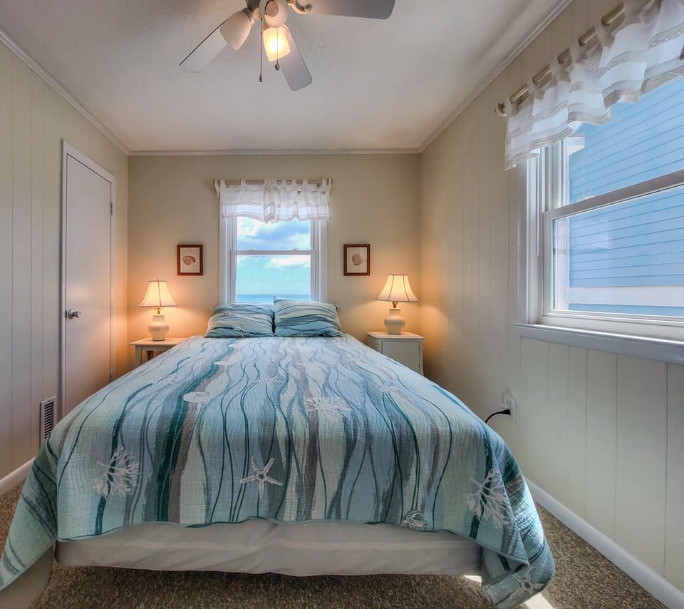 Queen Bedroom-09