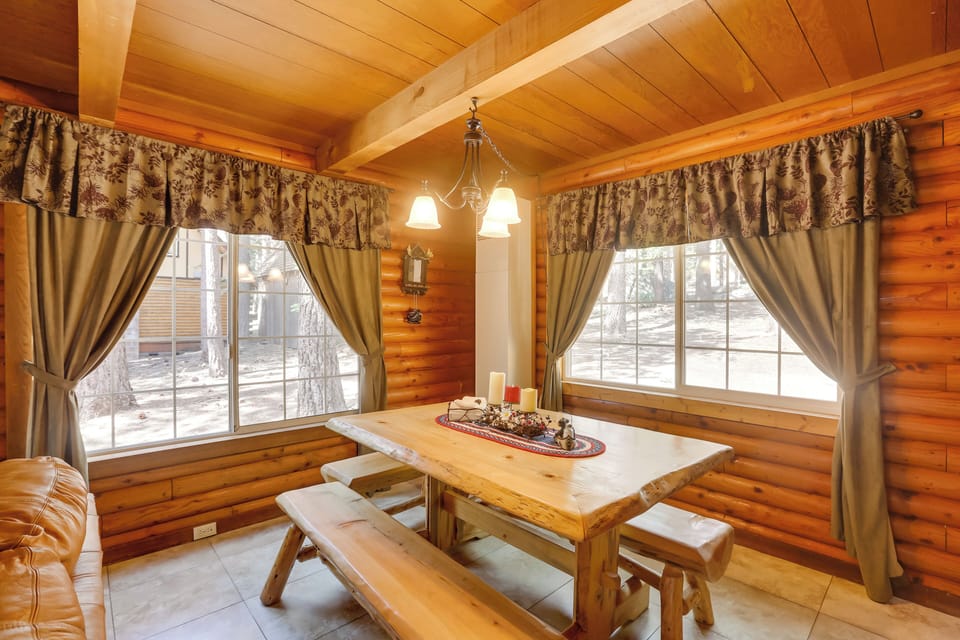 Dining Area | Dishes & Flatware Provided