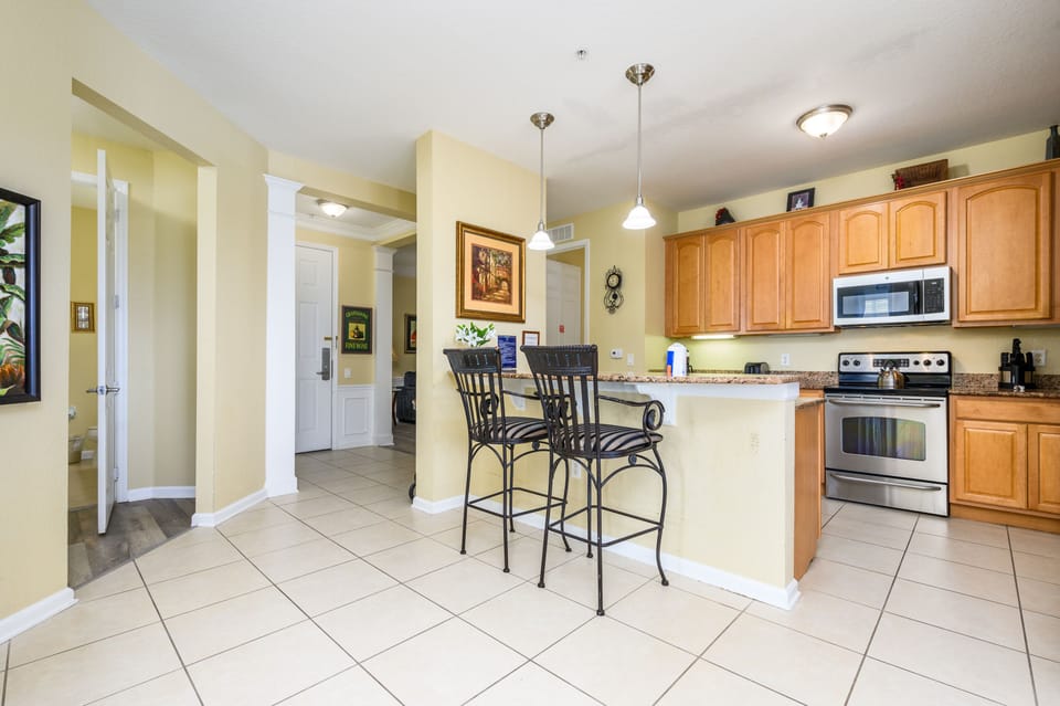 Breakfast Bar and Kitchen
