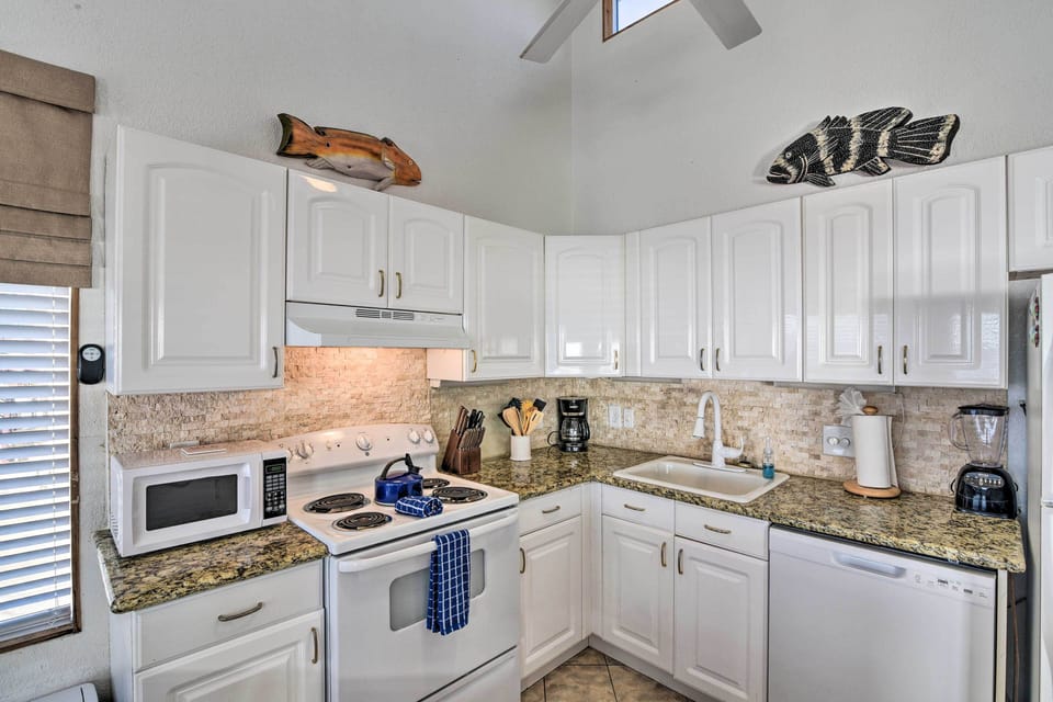 Fully Equipped Kitchen | Drip Coffee Maker | Blender | Cooking Basics