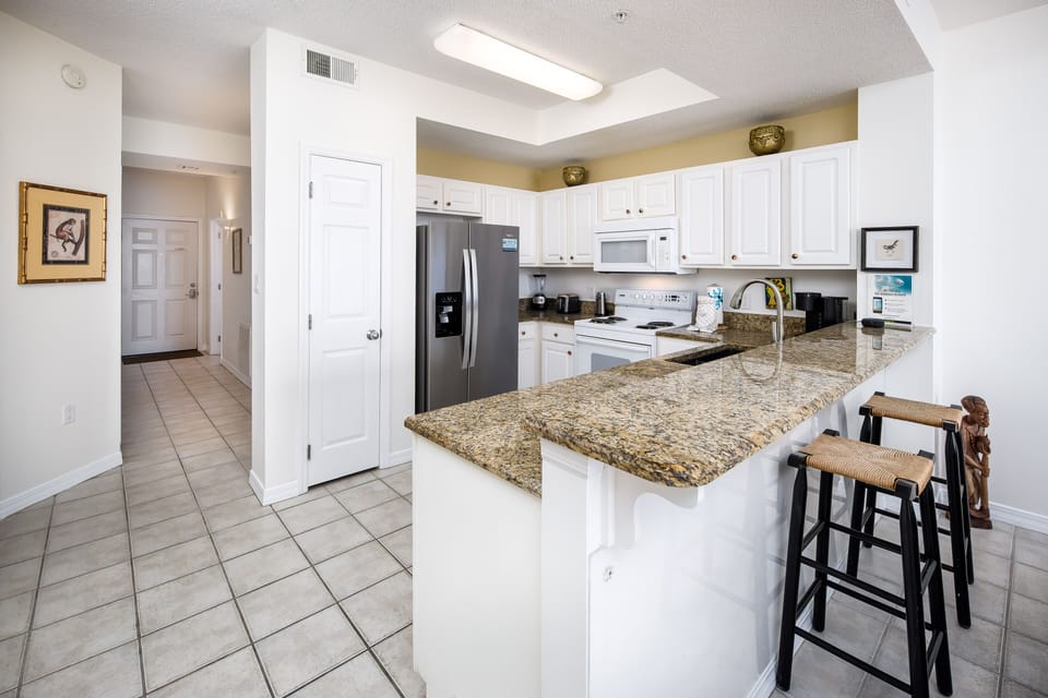 Kitchen breakfast bar - With additional seating