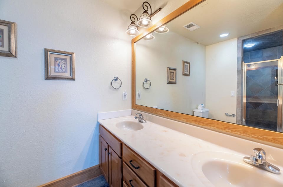Upper Level En Suite