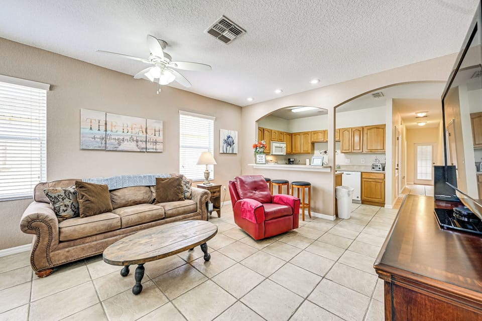 Living Room | Flat-Screen TV | Fireplace | Central Heating & A/C | Free WiFi