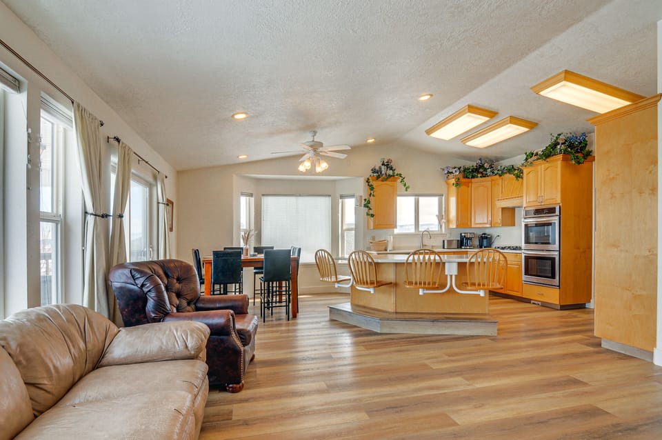 Living Room | Cable TV | Free WiFi