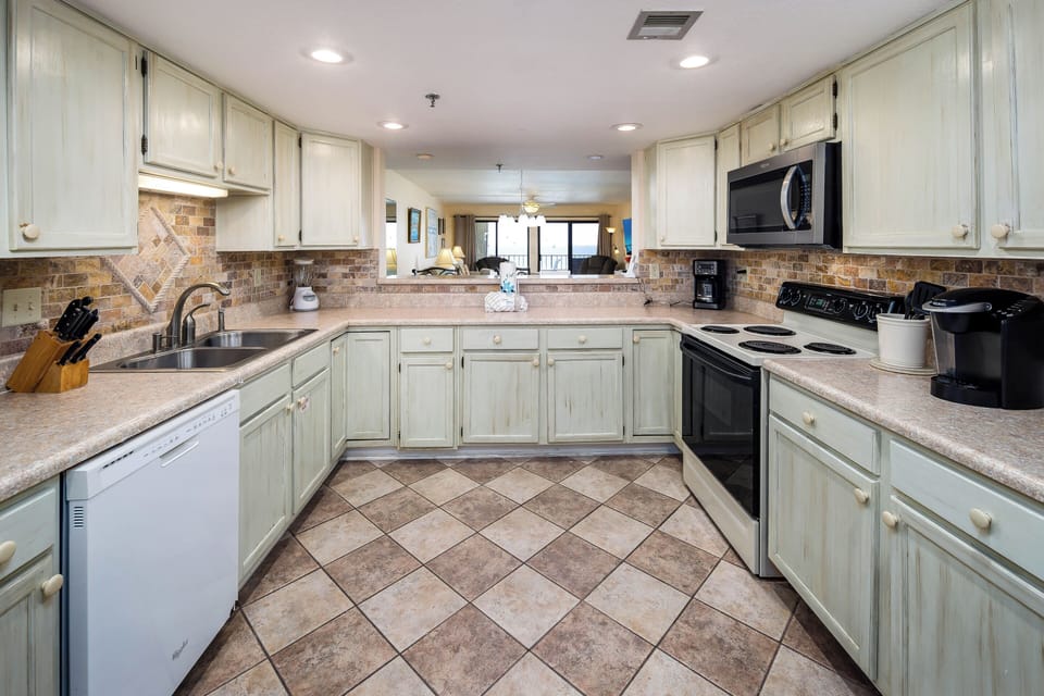 Kitchen - Beautiful counter tops and cabinetry.