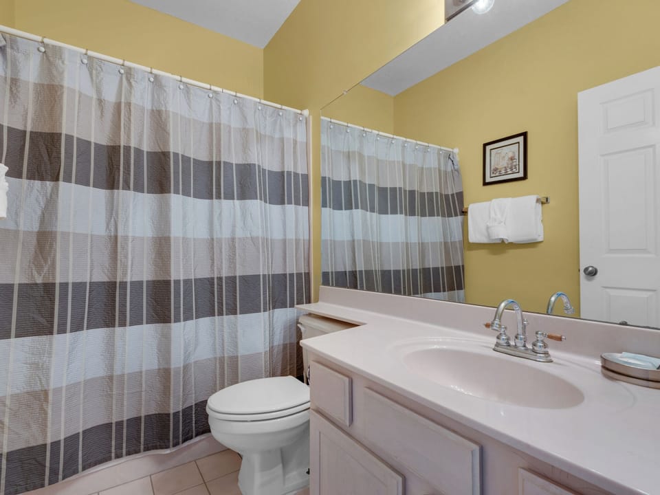 Shared Guest Bathroom