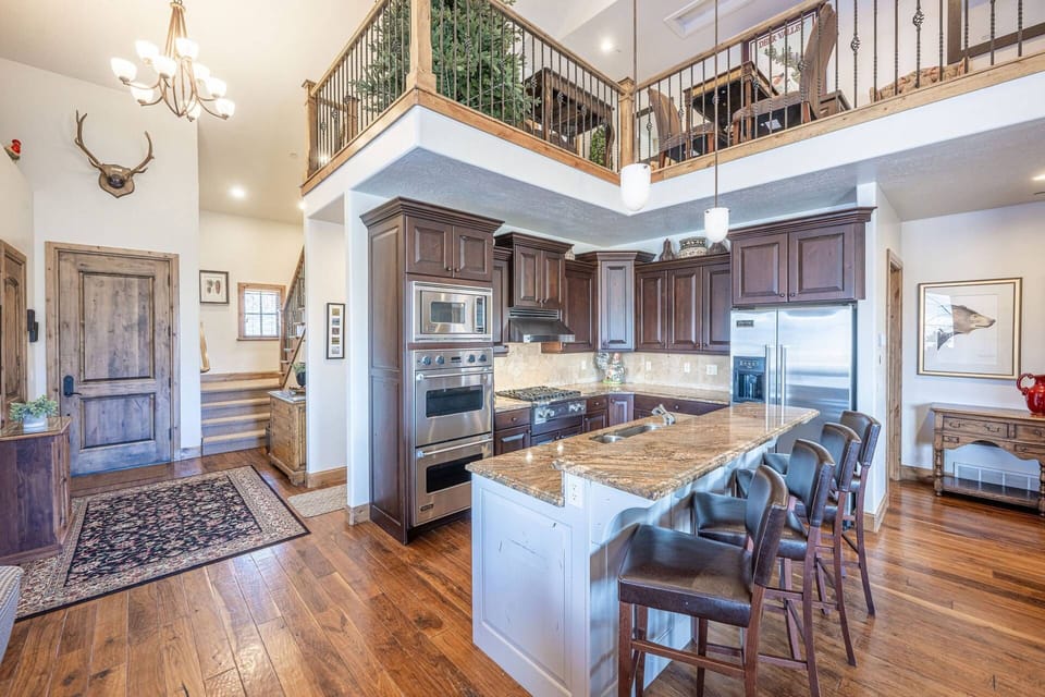Gourmet Chef's Kitchen w Viking Appliances, Gas Range, Breakfast Bar, Keurig and Traditional Drip Coffee Machines, Hardwood Flooring, Open Concept - P