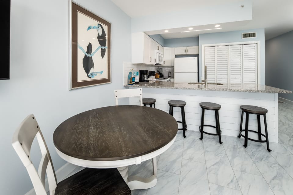 Dining area - With additional seating at the breakfast bar