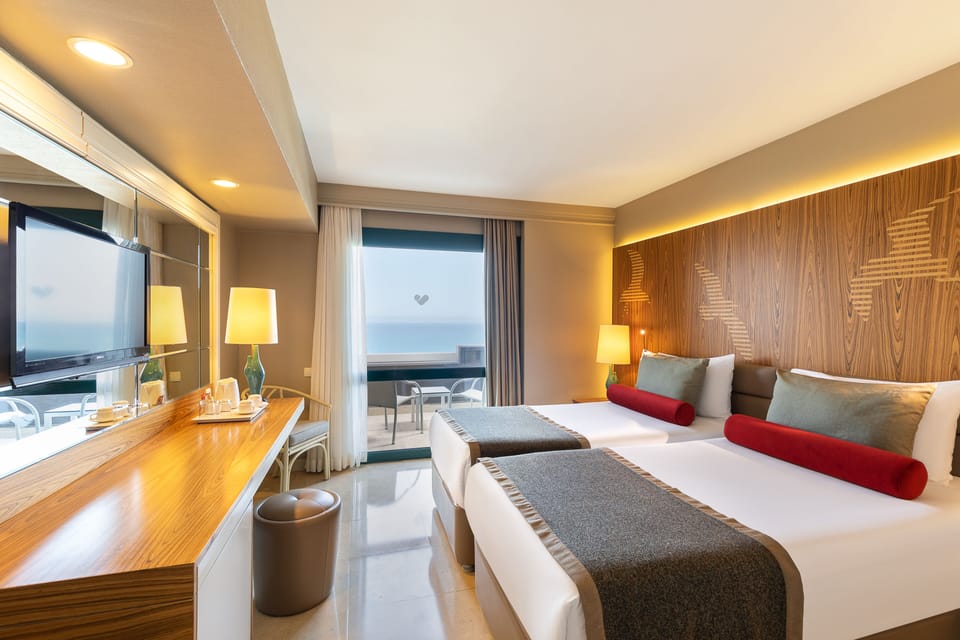 Standard Room, Sea View | Minibar, in-room safe, desk, blackout drapes