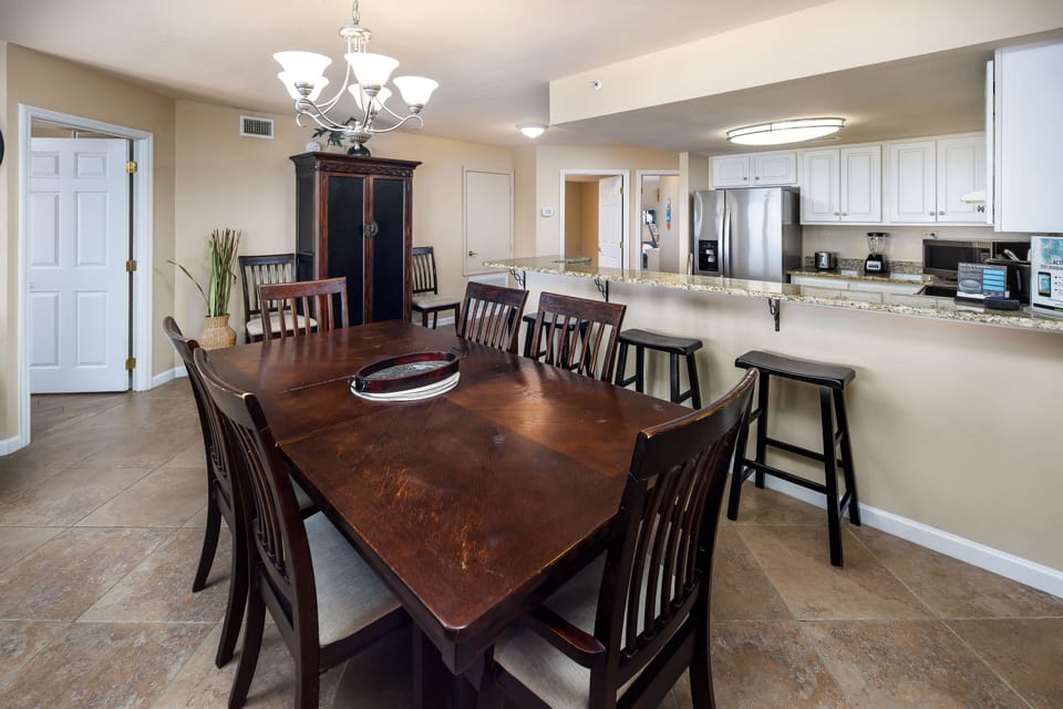 Dining area - Serve a meal with ease for this table for 6!