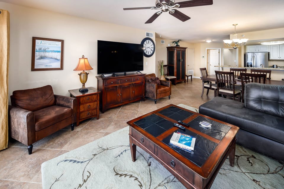 Livingroom - Enjoy a movie night after a long beach day!