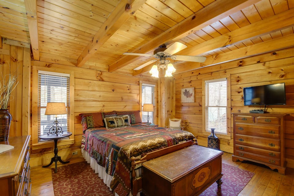 Bedroom 1 | Queen Bed | Linens Provided