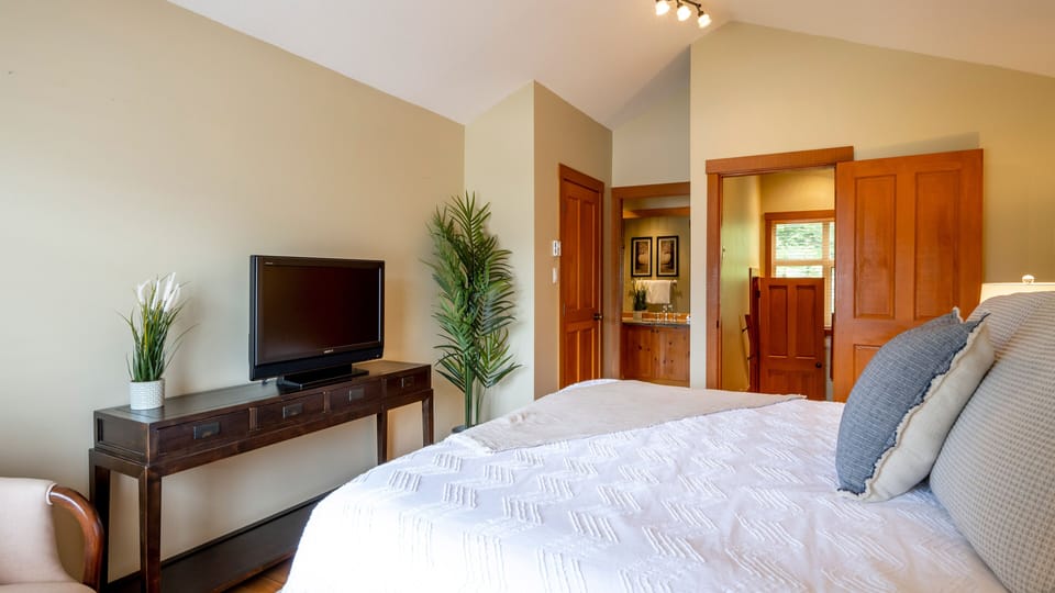 Upper Level - Primary Bedroom With King Bed & Ensuite