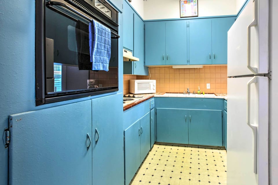 Kitchen | Cooking Basics | Coffee Maker | Paper Towels/Trash Bags Provided