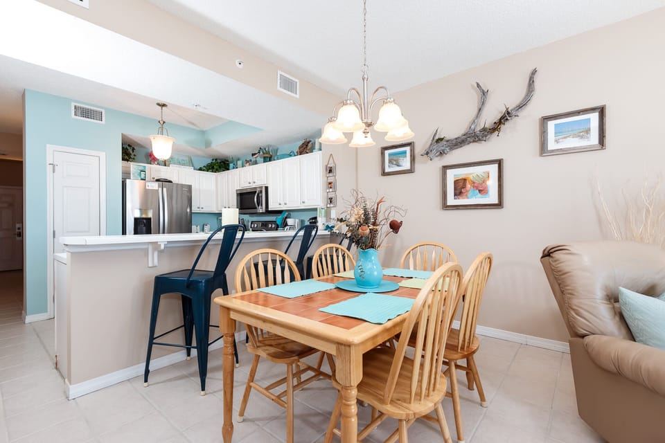 Dining area and additional seating - Enjoy your next family meal in this cozy dining set that can accommodate up to 5 guest, additional seating available at the Breakfast bar