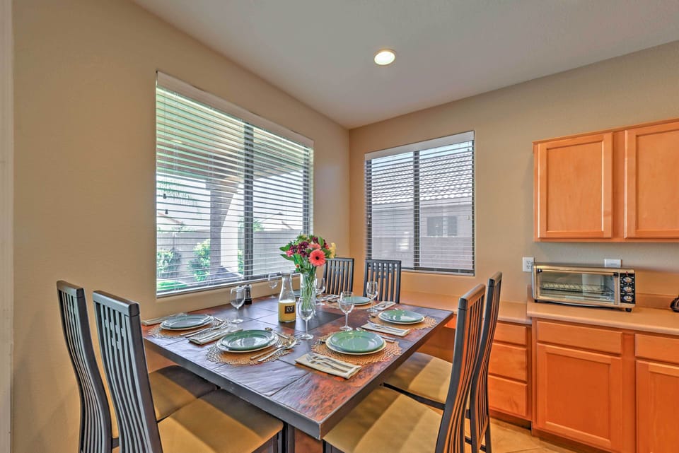 Dining Area | Microwave