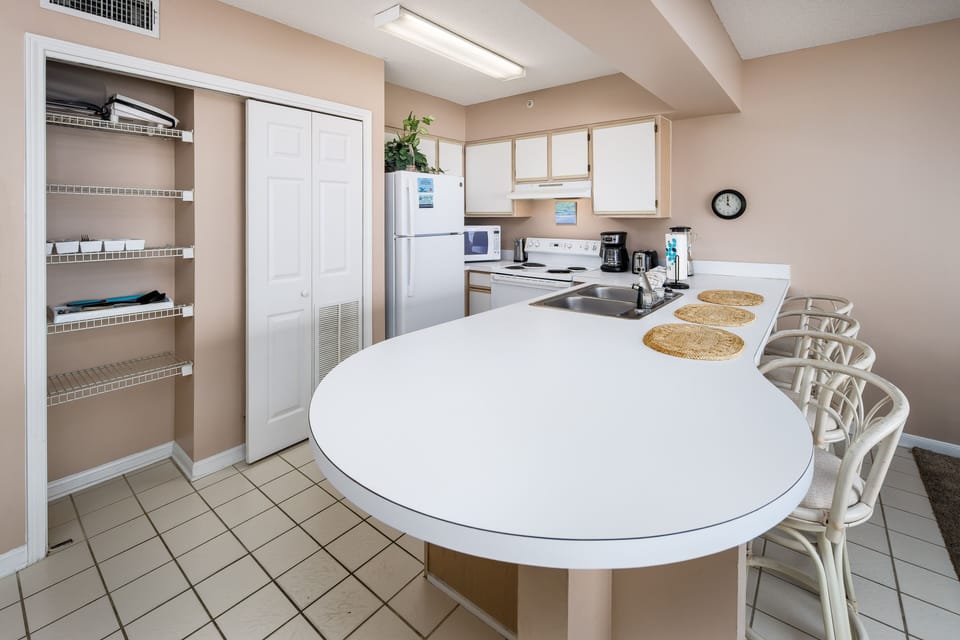 Kitchen - Additional seating at the kitchen island