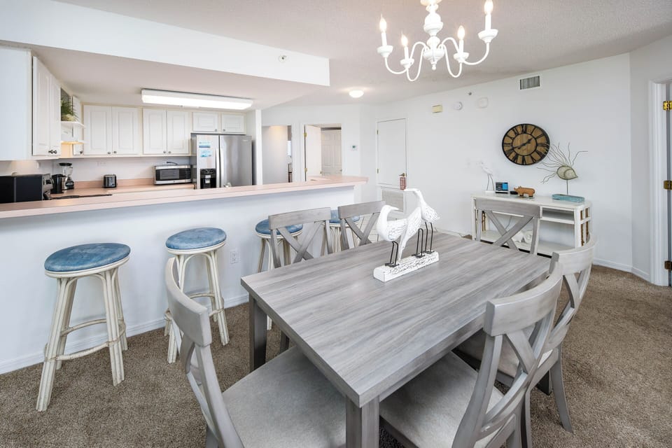 Dining Area - Sitting for 6 at the table.
