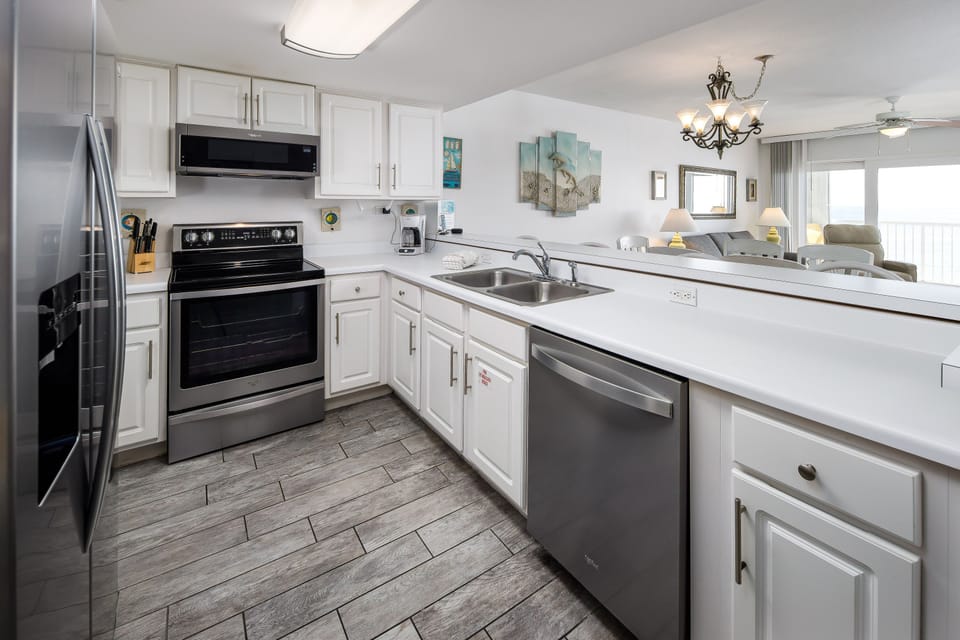 Kitchen - Spacious kitchen area with all major appliances; perfect for family meals or entertaining.