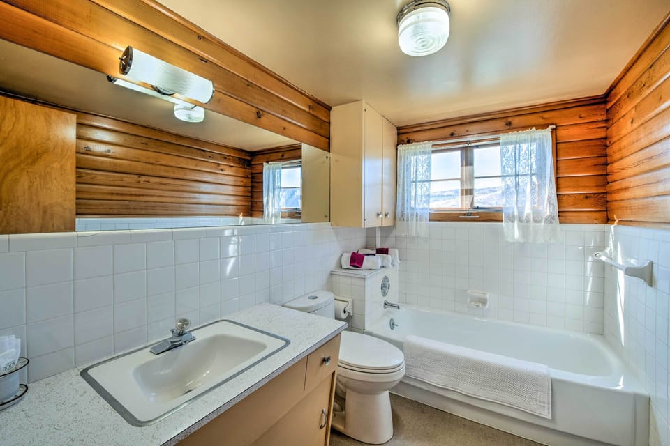 Full Bathroom | Towels Provided
