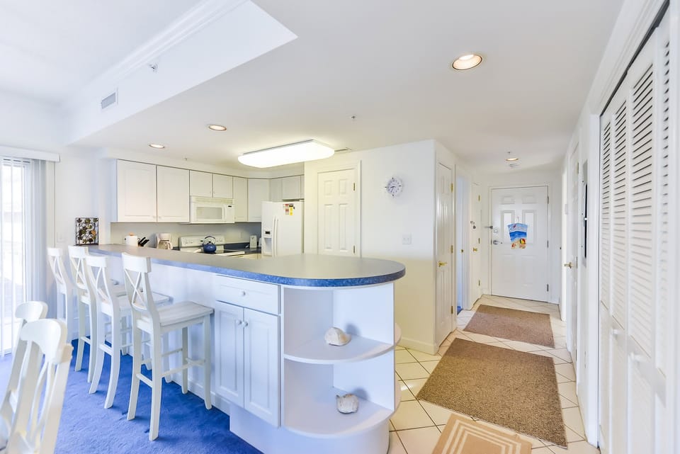 Full-Size Kitchen w/Breakfast Bar