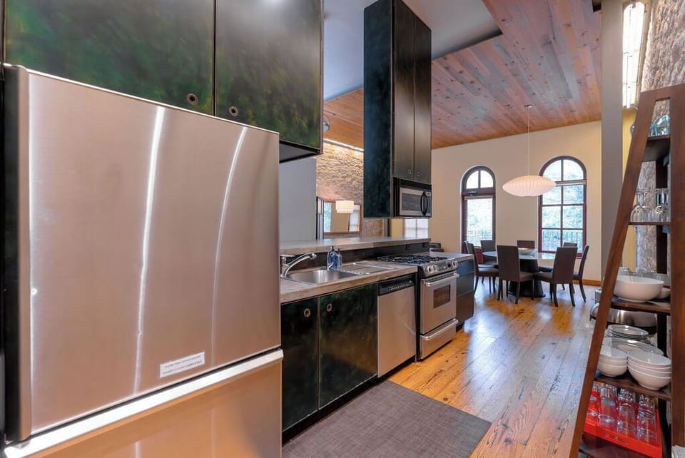 Kitchen - Walker Luxury Vacation Rentals