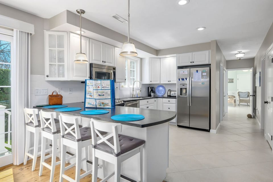 Breakfast bar seats four - 9 Wilfin Road South Yarmouth Cape Cod - Four Shore - NEVR
