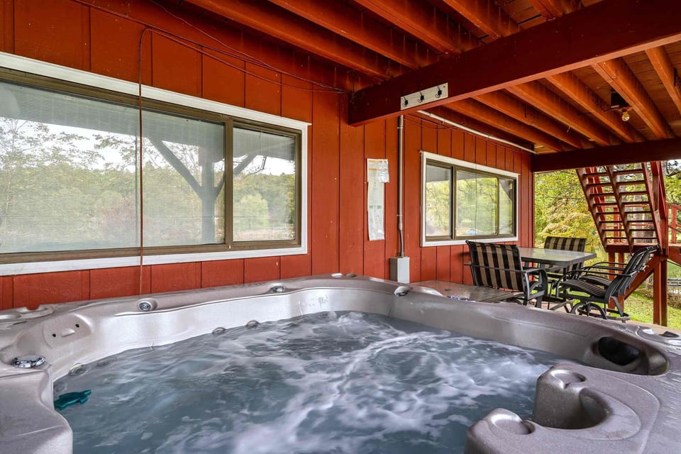 Chatuge Fish Retreat_Hot Tub and Sitting Area _Enchanted Mountai
