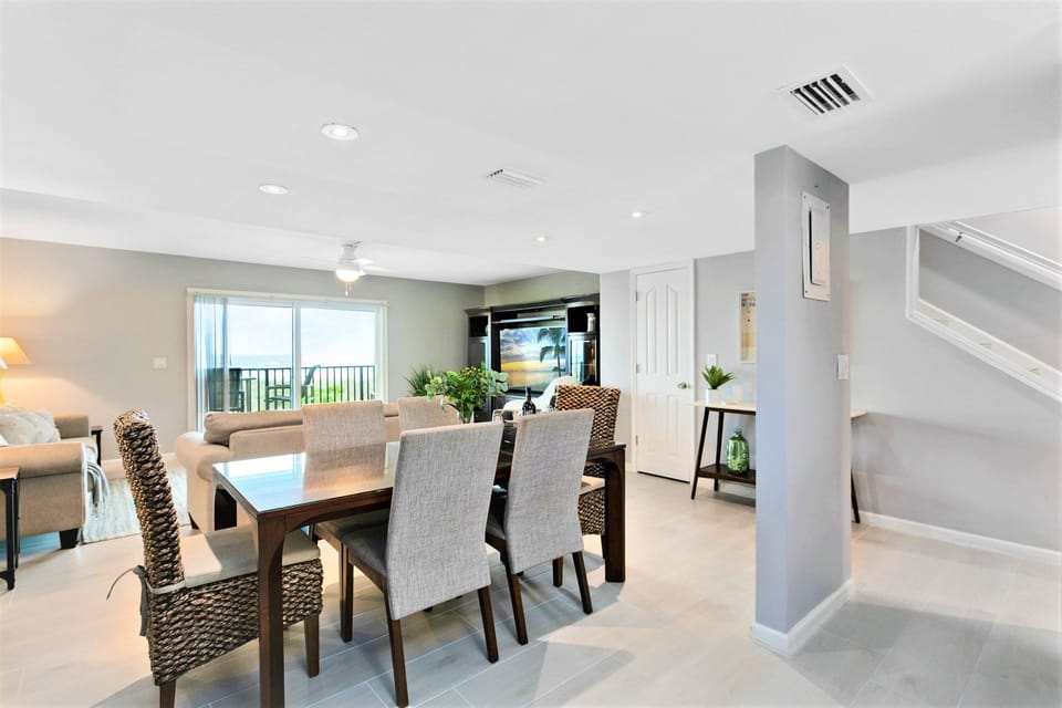 Open concept living & dining room