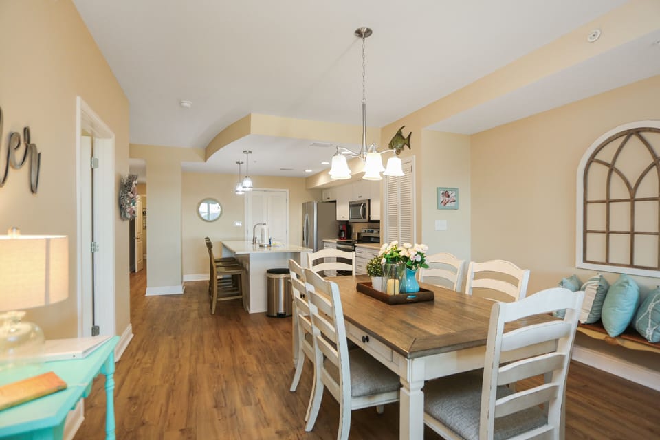 Dining Area & Kitchen