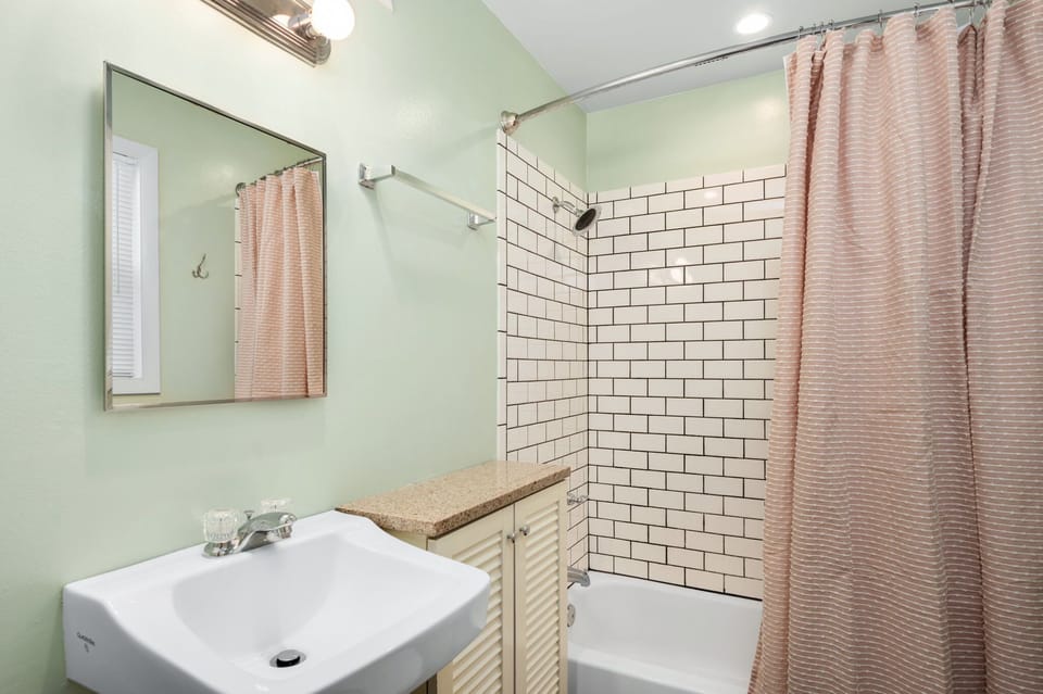 Full Bath, with Tub