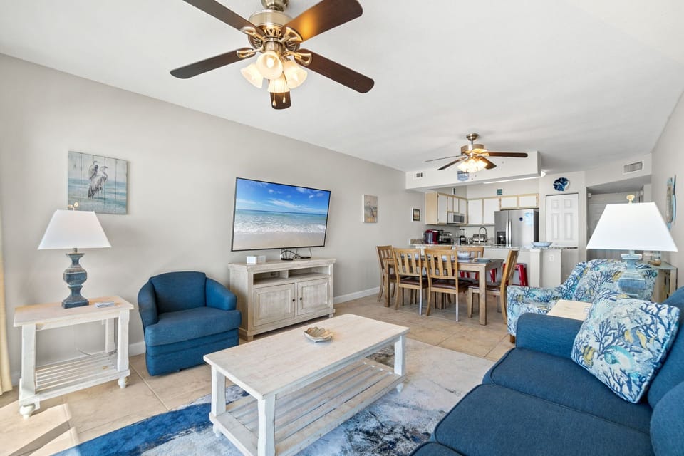 Living and Dining Room View - Plenty of space in this great condo!