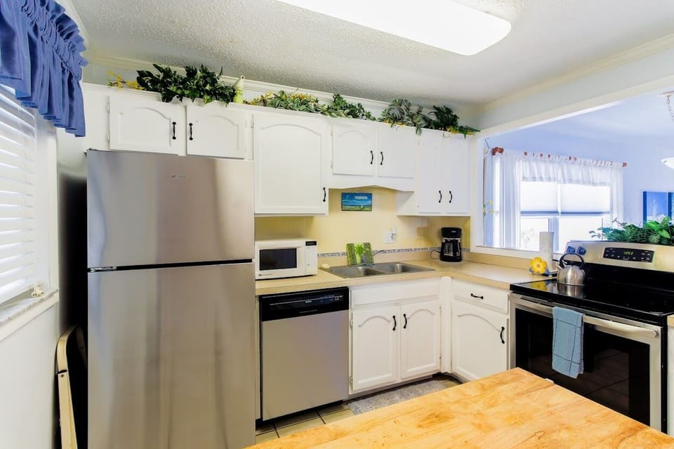 kitchen towards living rm