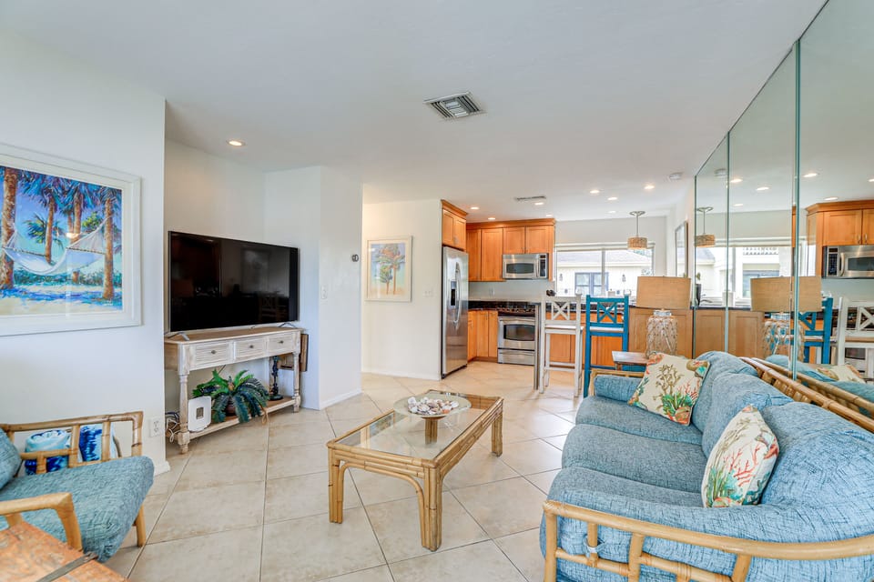 Living Room | Free WiFi | Smart TV | Central A/C & Heat