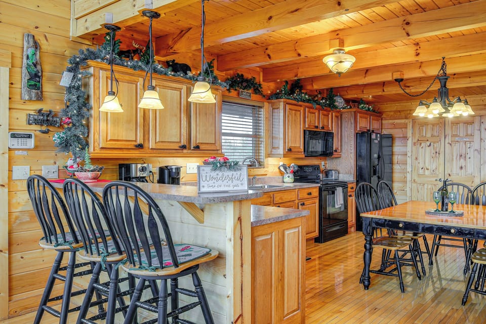 Breakfast Bar | Dining Area | Dishware/Flatware | 2nd Floor