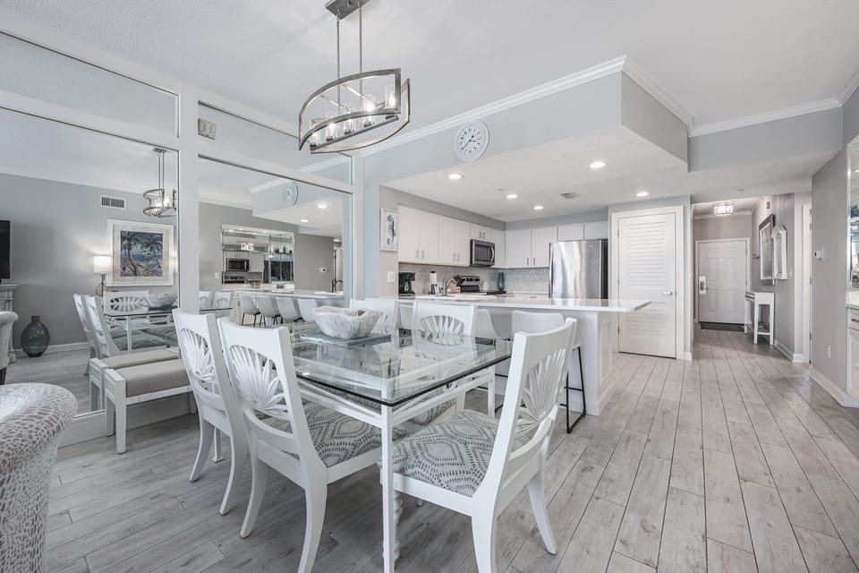 Dining area to breakfast bar