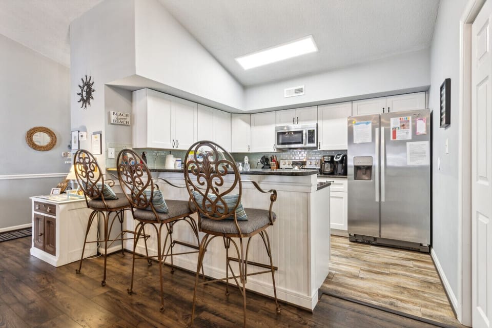 Grabbing a quick bite to eat before you hit the beach? Enjoy this high-top seating perfect for that.