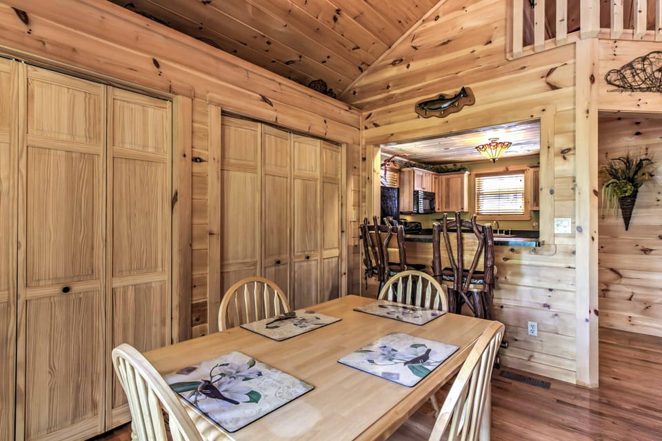 Dining Area | Dishes & Flatware Provided